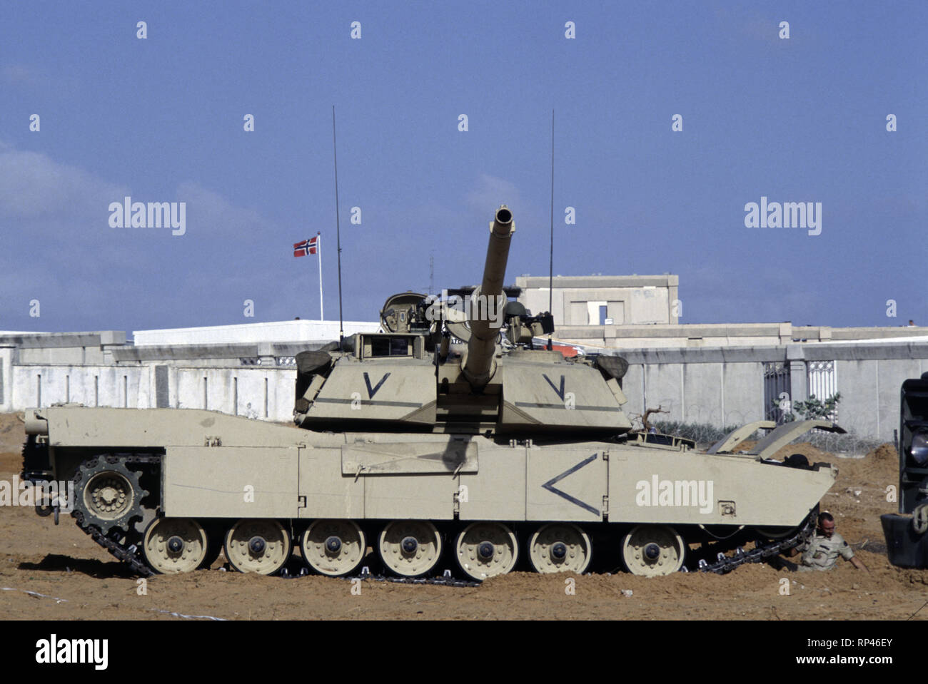 16. Oktober 1993 ein U.S. Army M1A1 Abrams Panzer der 24 Infanterie Division, 1.BATAILLON der 64th Armored Regiment bei unosom Hauptsitz in Mogadischu, Somalia. Stockfoto