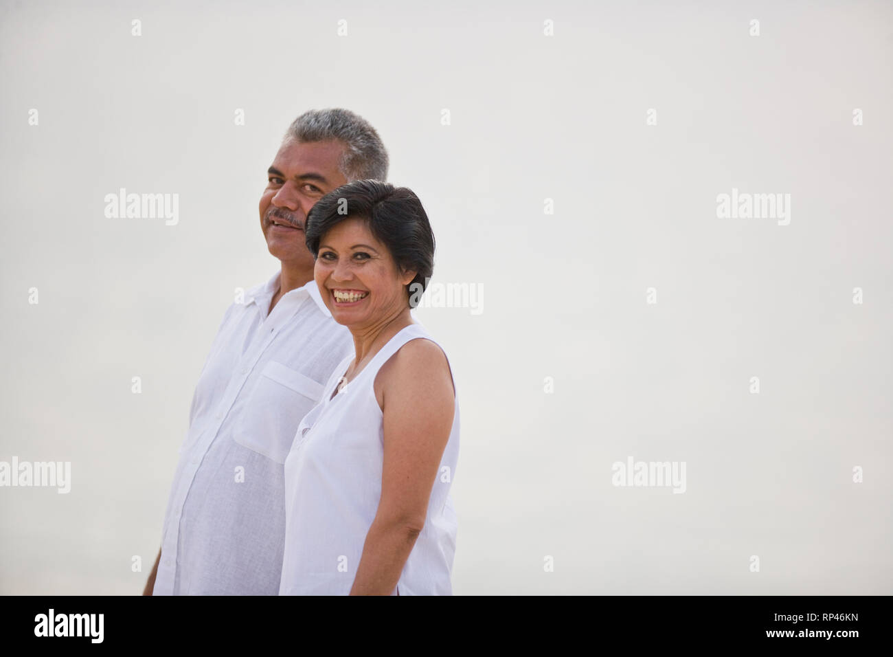 Älteres paar lächelnd Stockfoto