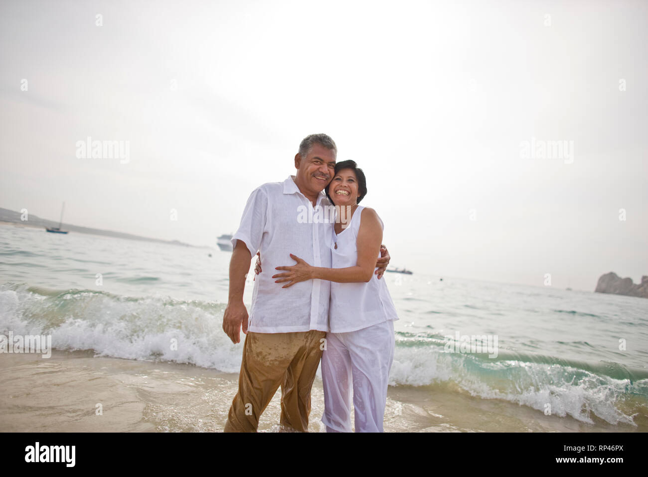 Älteres Paar am Strand Stockfoto
