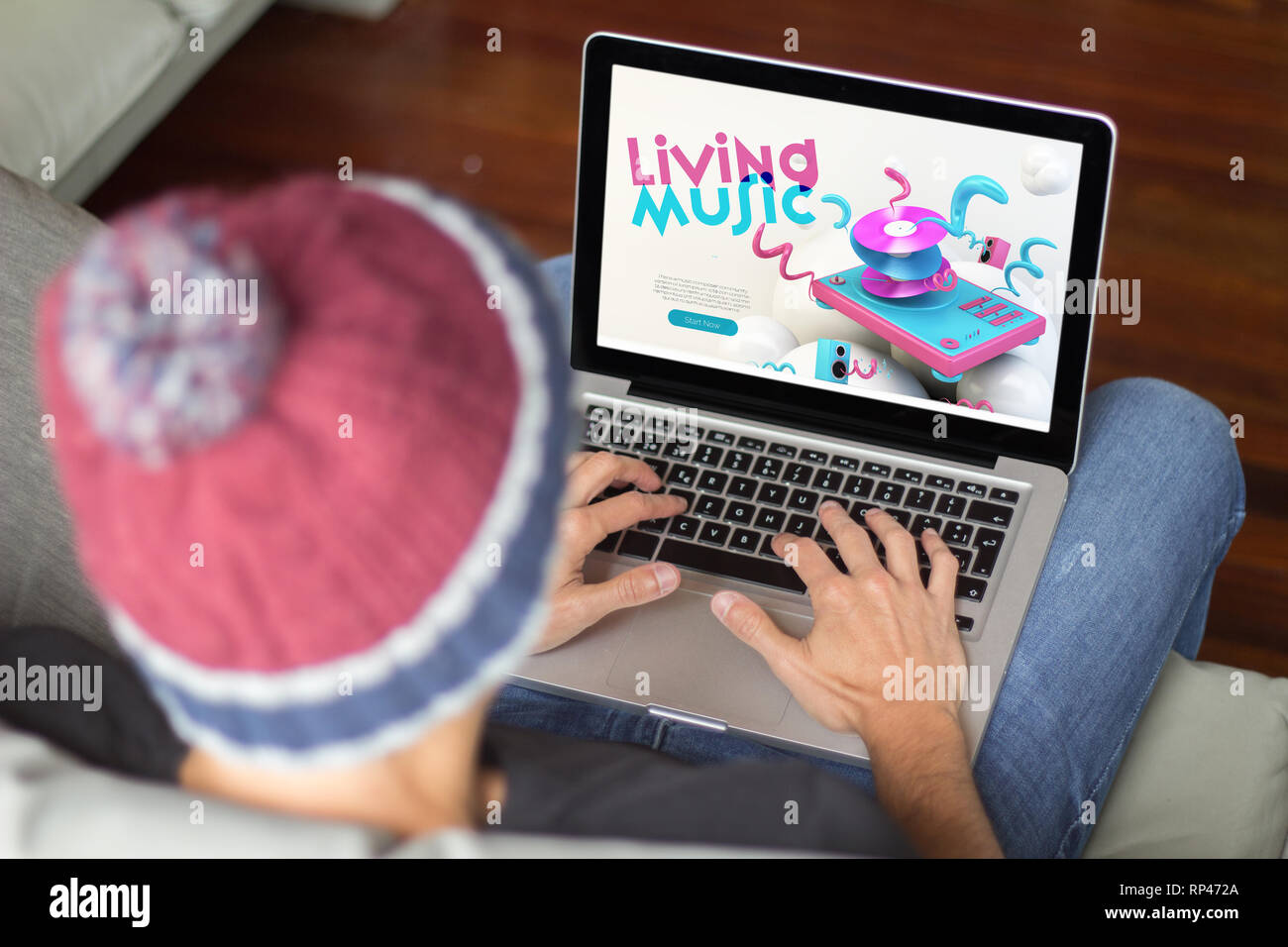 Junger Mann surfen Musik Web site. Alle Grafiken sind. Stockfoto