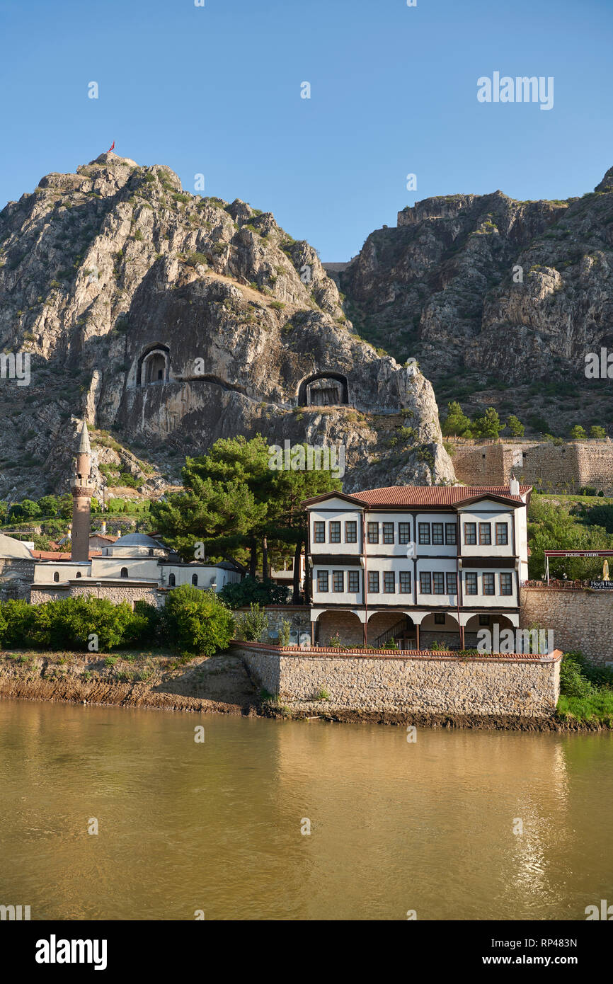 Amasya osmanische Villen an den Ufern des Flusses Yeşilırmak, unterhalb der pontischen Königlichen Felsengräber und Mountain Top alte Zitadelle, Türkei Stockfoto