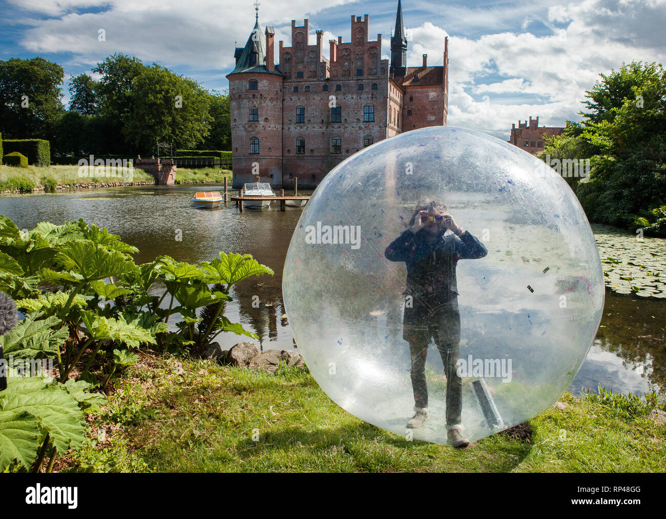 Der amerikanische Sänger, Songwriter und Musiker Wayne Coyne im Inneren eines riesigen Hamster vor einem der Flaming Lips zeigen bei den Danish Music festival Heartland Festival 2016 gesehen wird. Dänemark, 10/06 2016. Mit Ausnahme von Dänemark. Stockfoto