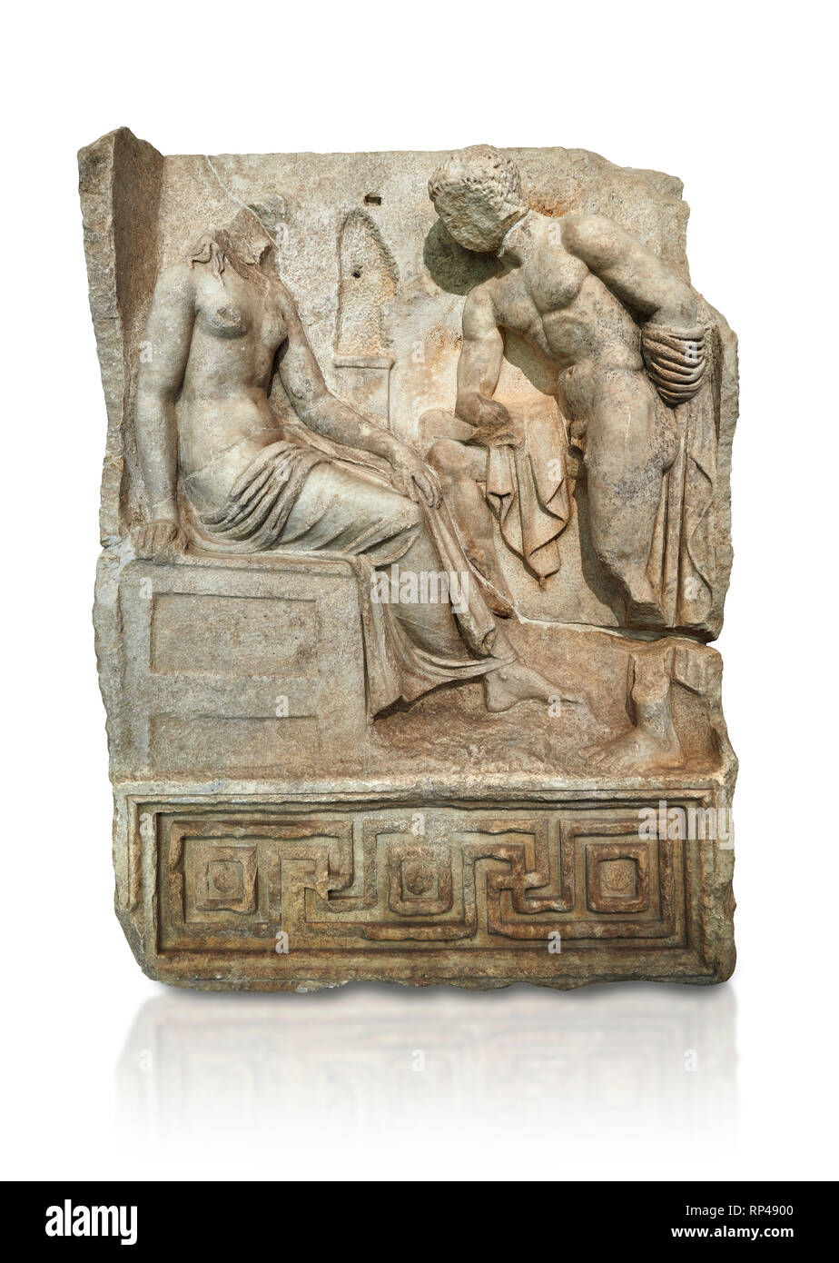 Römische Sebasteion Relief von Io und Argos Aphrodisias Museum, Aphrodisias, Türkei. Vor einem weißen Hintergrund. Ein mächtiger Held ist foldin Stockfoto