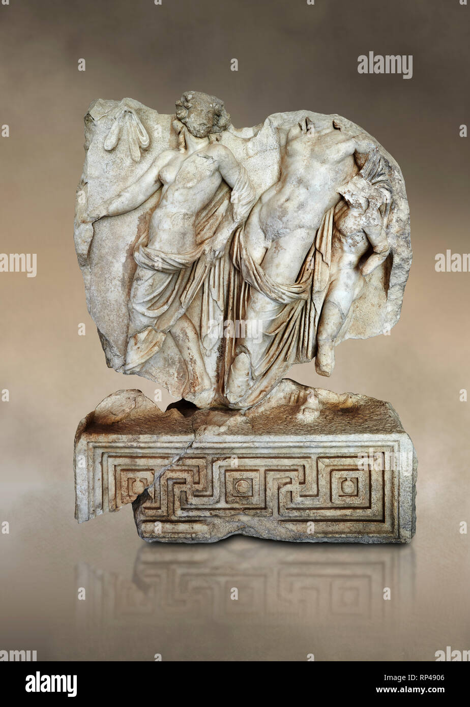 Römische Sebasteion Relief des Dionysos betrunken Aphrodisias Museum, Aphrodisias, Türkei. Gegen eine Art Hintergrund. Eine tänzelnde woodland Nymphe l Stockfoto