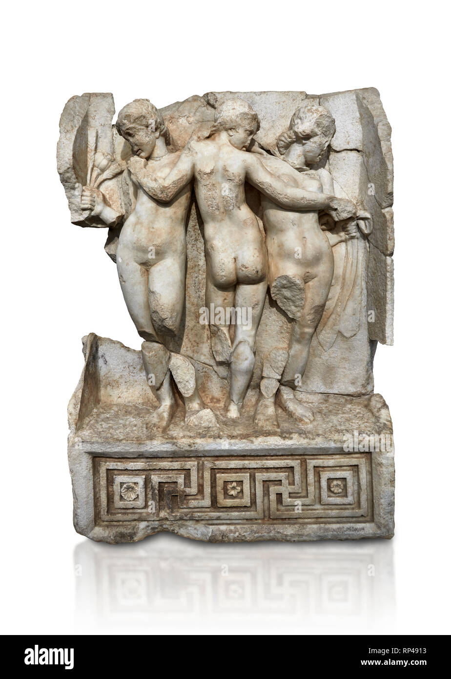 Römische Sebasteion Relief der Drei Grazien, Afrodisias Museum, Aphrodisias, Türkei. Vor einem weißen Hintergrund. Die drei Grazien sta Stockfoto