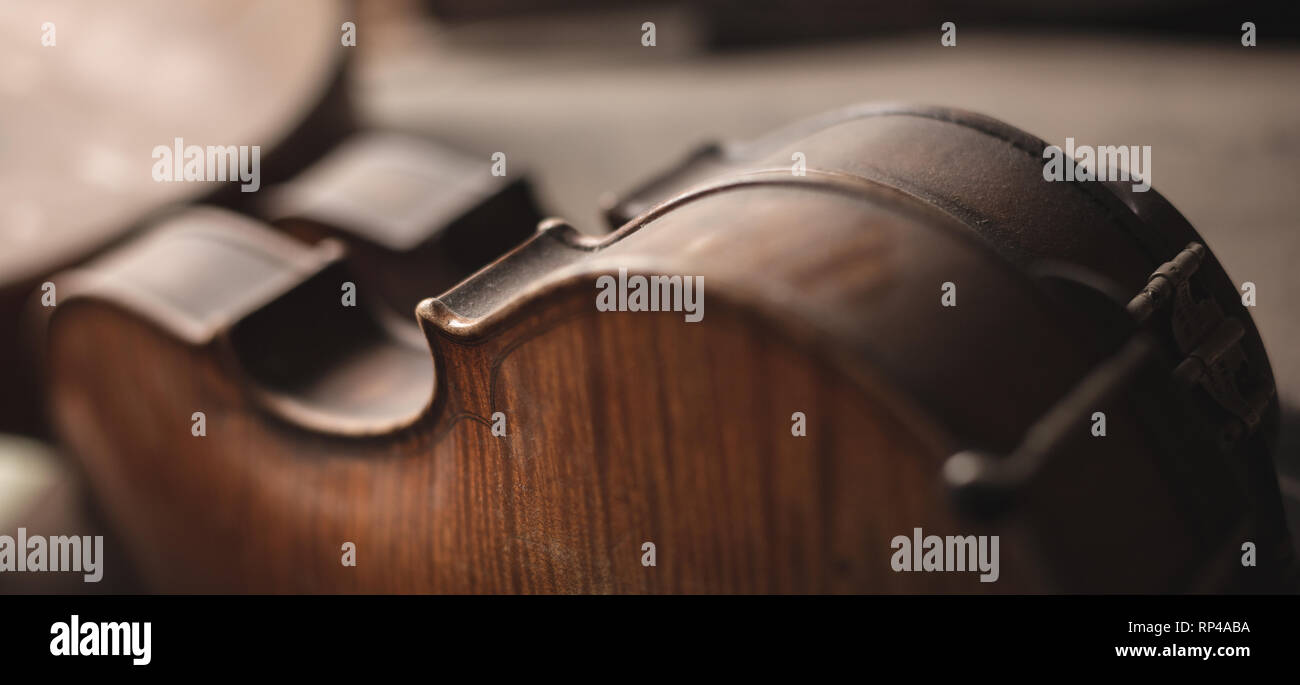 In der Nähe von alte Geigen mit einem leichten Schicht von Staub Stockfoto