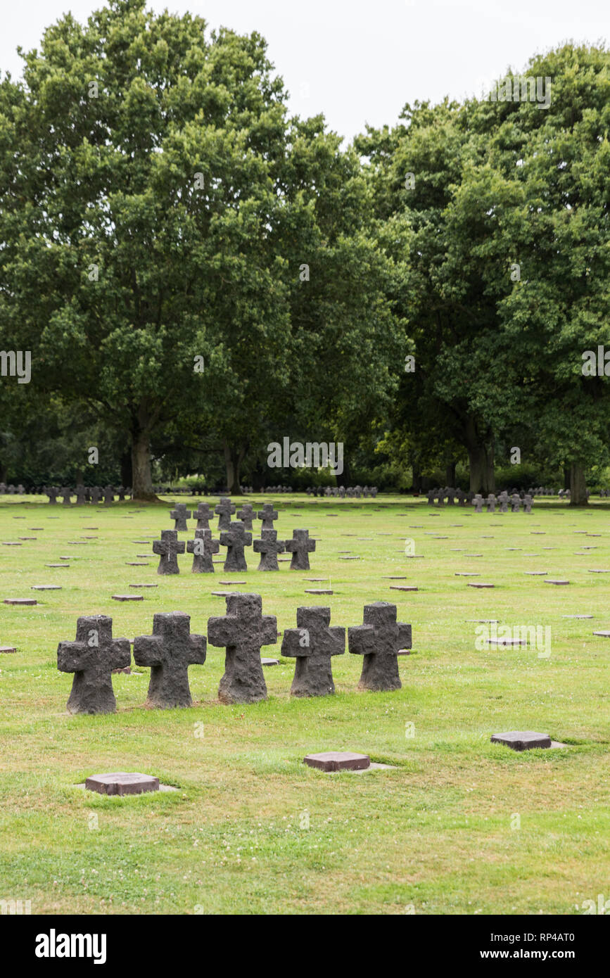 Deutsche Soldatenfriedhof in La Cambe in der Normandie, Frankreich - vertikaler Stockfoto