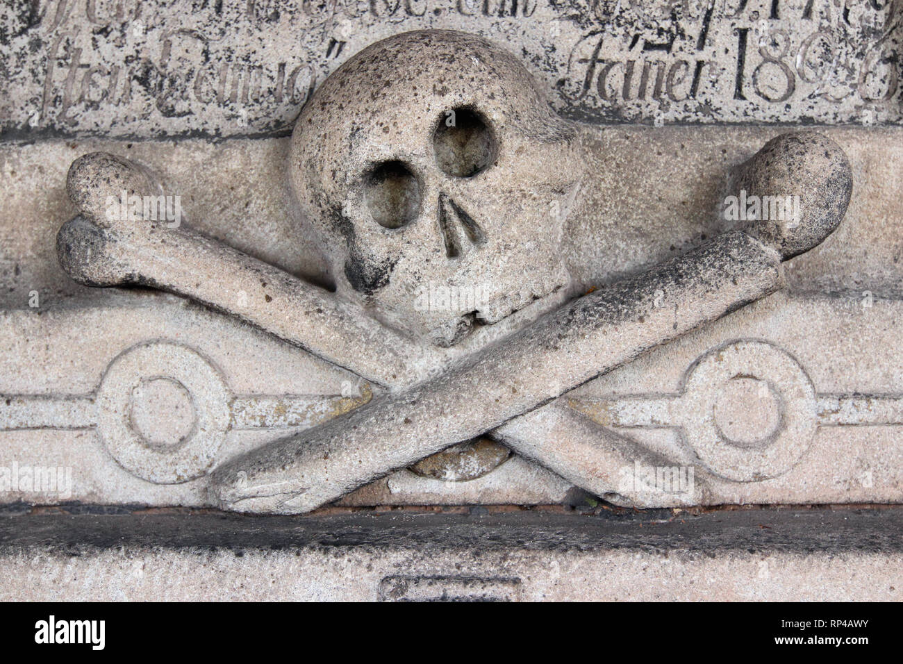 Entlastung der Schädel - Detail des alten Grabstein Stockfoto