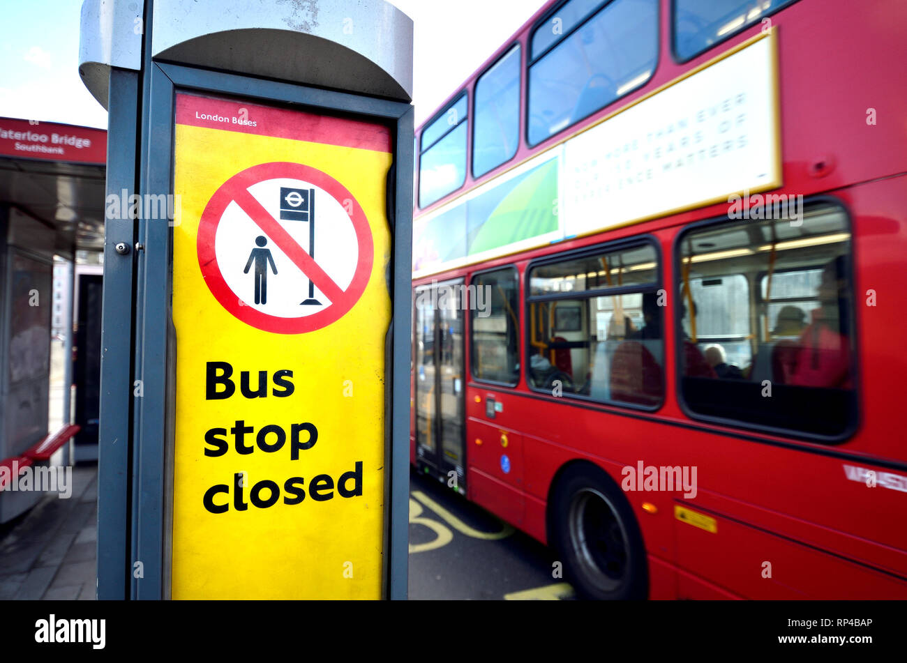 London, England, UK. Double Decker Bus vorbei an einem geschlossenen Bushaltestelle Stockfoto