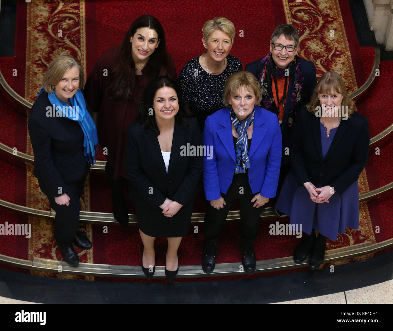 (Hintere Reihe von links nach rechts) Sarah Wollaston, Luciana Berger, Angela Smith und Ann Coffey, (vordere Reihe, von links nach rechts) Heidi Allen, Anna Soubry und Joan Ryan, im Anschluss an eine Pressekonferenz für die unabhängige Gruppe, wo die Drei konservative Abgeordnete, Wollaston, Allen und Soubry, ihren Rücktritt aus der Partei angekündigt. Stockfoto