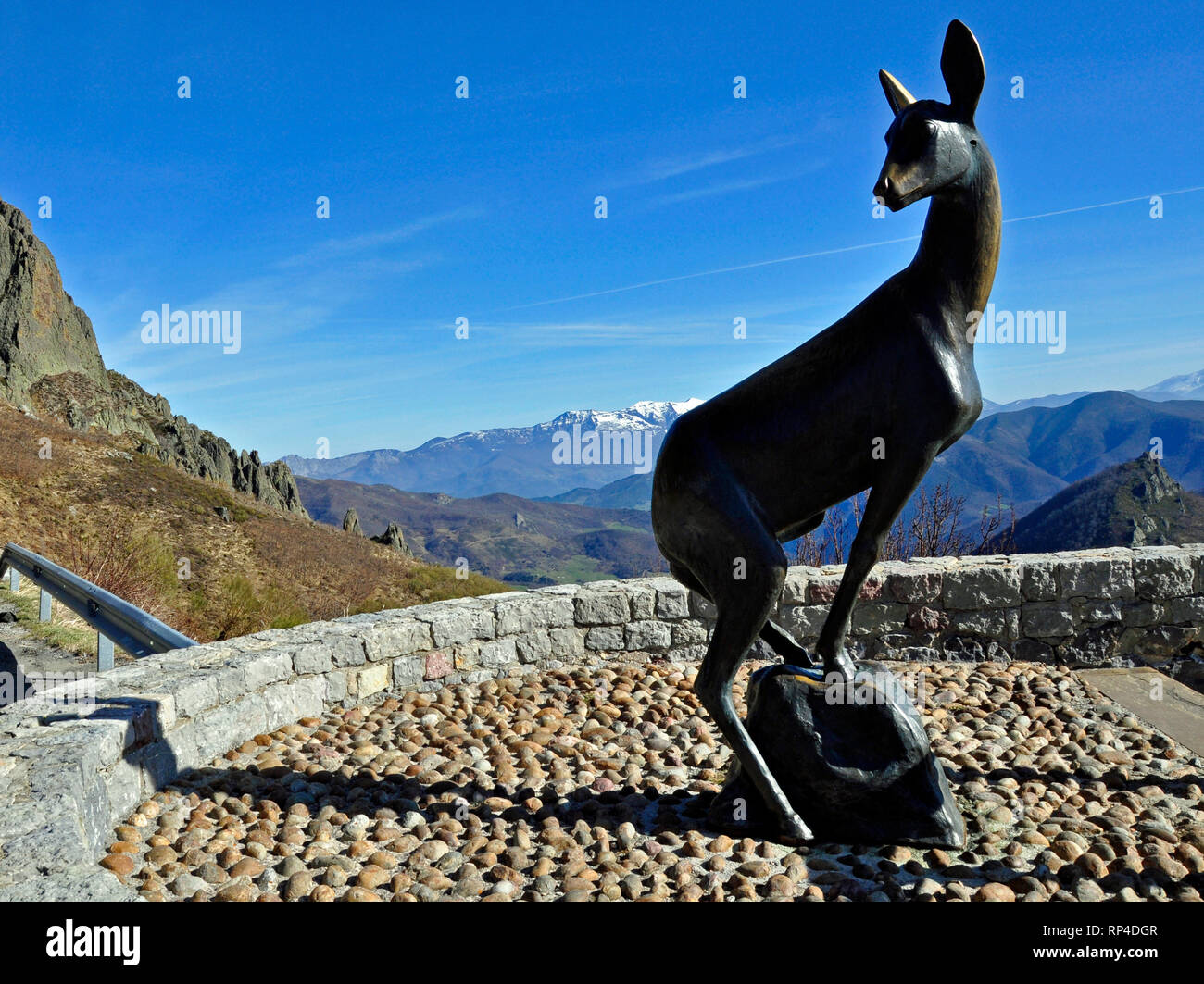 Die bronzestatue von einem Hirsch/Reh an einem Aussichtspunkt mit Blick auf den Berg San Gloria in den Picos de Europa, Kantabrien, Spanien Stockfoto