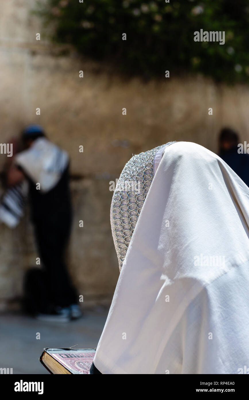 JERUSALEM - Mai 6: Ein unbekannter Mann mit einem Silber-bestickten Gebetsschal betet an der westlichen Mauer, dem heiligsten Ort des Judentums am 6. Mai 2016 in Stockfoto