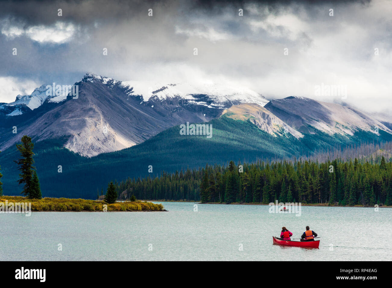 ASPER NATIONALPARK, Alberta/Kanada, am 8. September 2016: Unbekannter Kanuten auf Maligne See genießen Sie die atemberaubende Landschaft auf einem schönen späten Summe Stockfoto