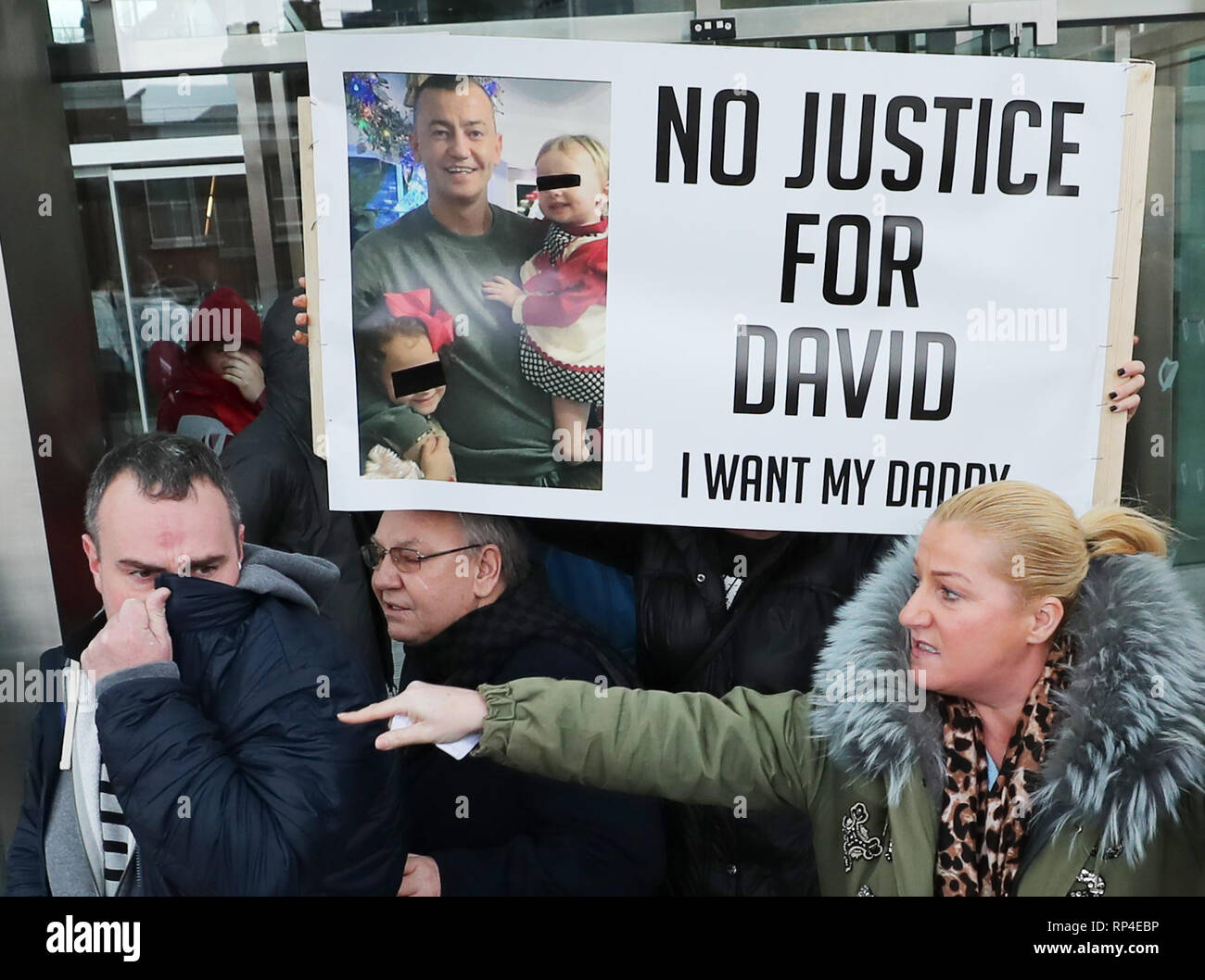 Verwandte von David Byrne, die im Regency Hotel in Dublin im Jahr 2016 ermordet wurde reagieren ausserhalb des Special Criminal Court in Dublin nach Gebühren, wo gegen Patrick Hutch fallengelassen. Stockfoto