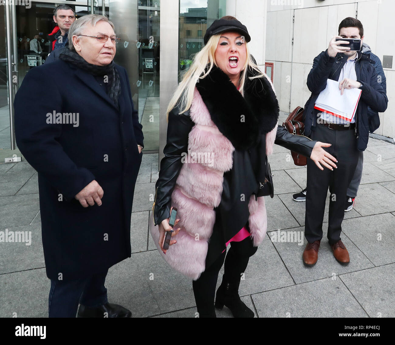 Verwandte von David Byrne, die im Regency Hotel in Dublin im Jahr 2016 ermordet wurde reagieren ausserhalb des Special Criminal Court in Dublin nach Gebühren, wo gegen Patrick Hutch fallengelassen. Stockfoto