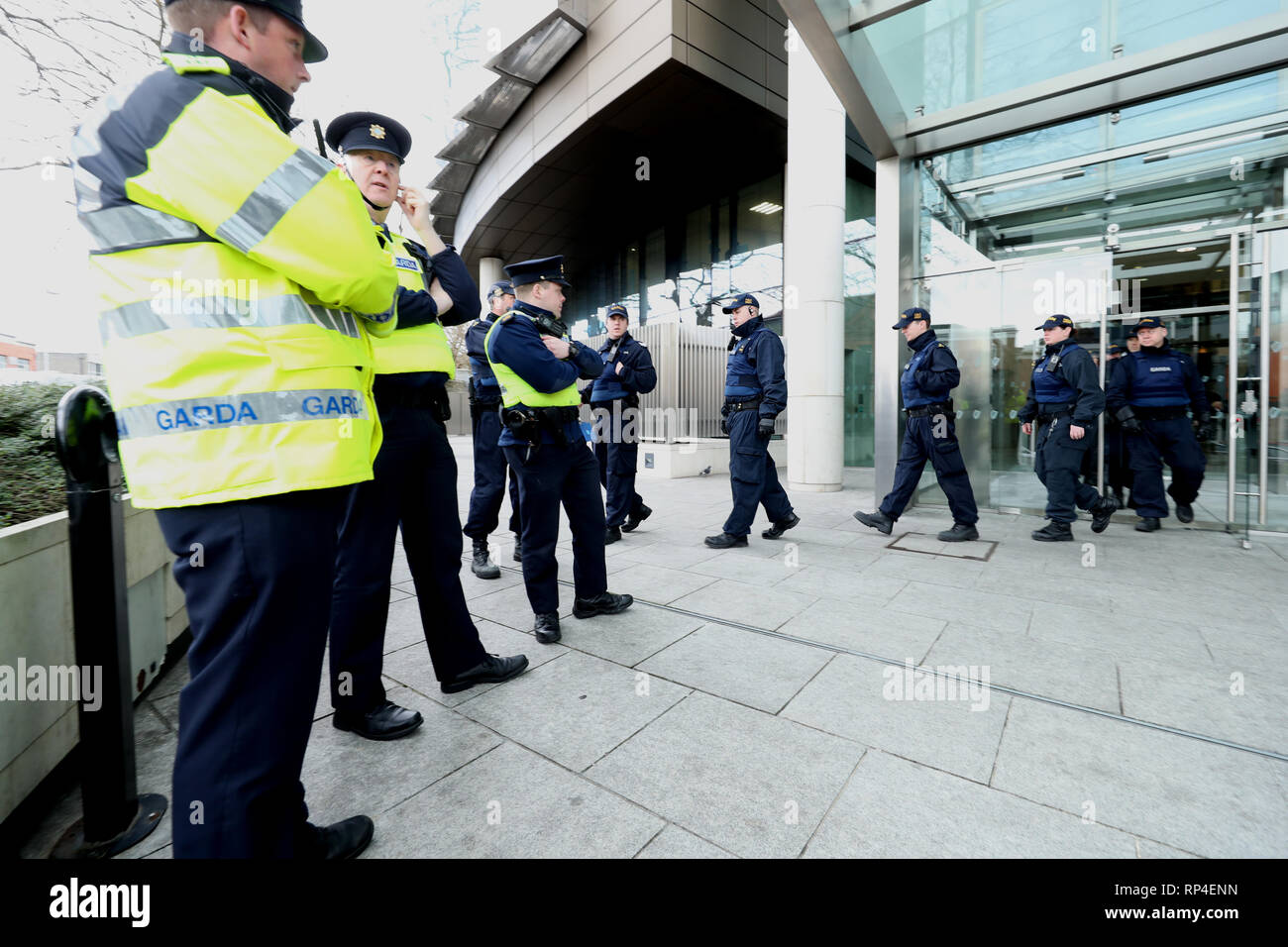 Eine große Garda Präsenz außerhalb der Special Criminal Court in Dublin nach Anklage gegen Patrick Stall über die Erschießung von David Byrne im Regency Hotel in Dublin im Februar 2016 wurden vom Staat zurückgezogen. Stockfoto