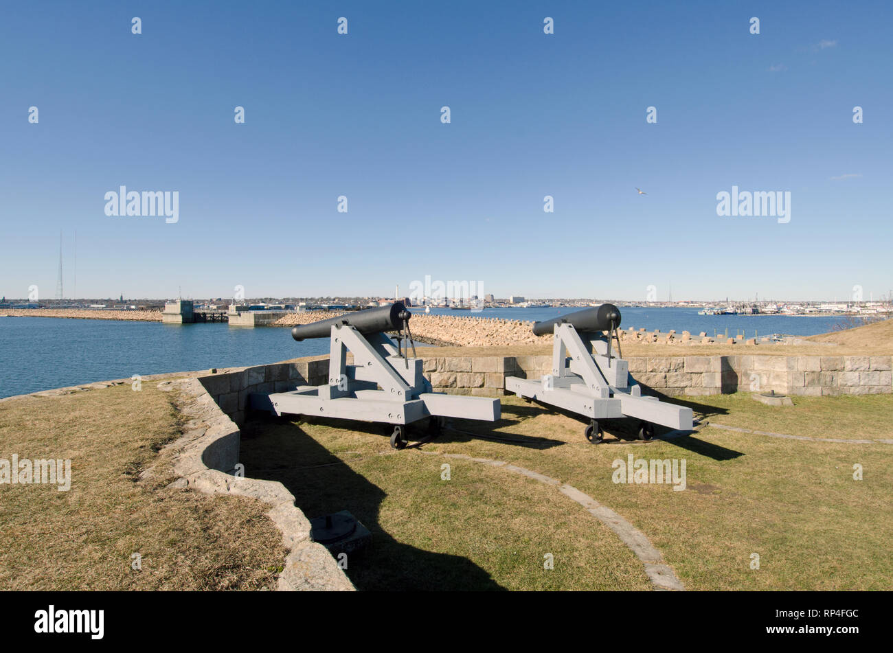 2 Kanonen im revolutionären Krieg Fort Phoenix State Park in Fairhaven, MA neben dem Hurrikan Barriere und Eingang in New Bedford Hafen Stockfoto