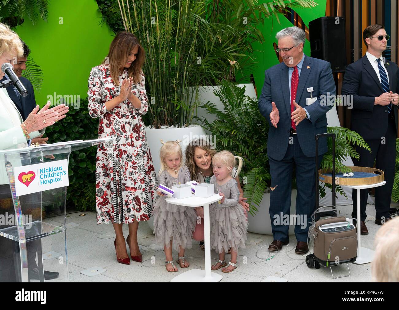 Us-First Lady Melania Trump sieht sich als Patient Barbara Nicklaus, und ihre Zwillingsschwester release ein Schmetterling während die Enthüllung des neuen Morton und Linda Bouchard Healing Garden an der Nicklaus Kinder Krankenhaus Februar 18, 2019 in Miami, Florida. Stockfoto