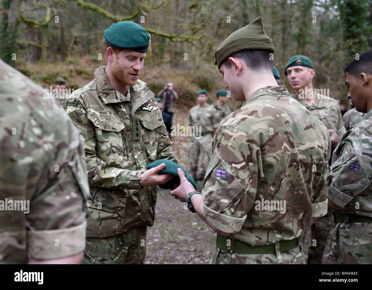 Der Herzog von Sussex führt ein Green Beret Präsentation bei einem Besuch in 42 Commando Royal Marines an ihrer Basis in Bickleigh. Stockfoto