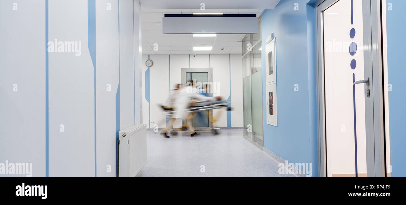 Gruppe von Ärzten transportating Patienten auf der Trage Stockfoto