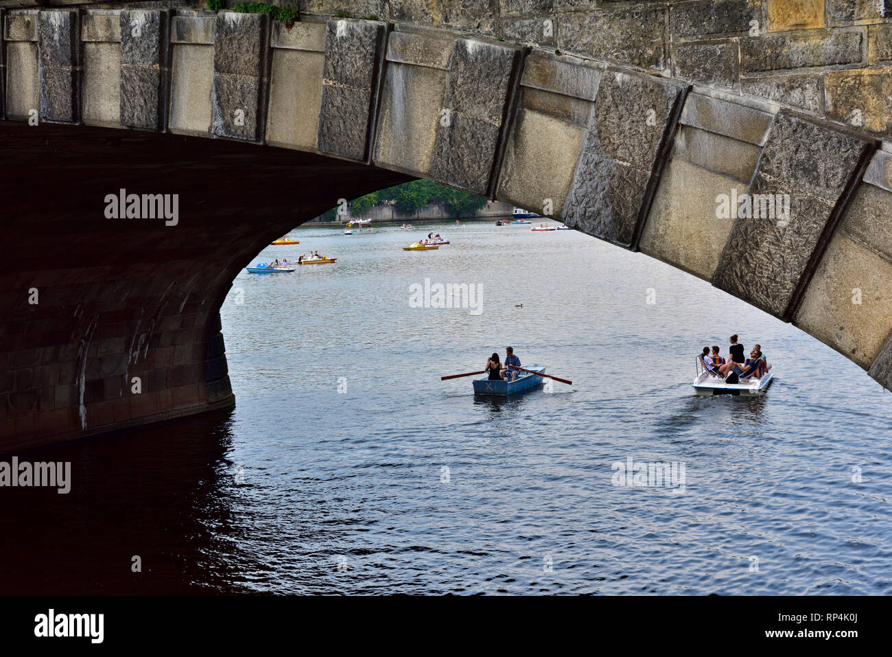 Peddle Boot, Boote auf dem Fluss Vitava durch Arch von Legionen' Brücke, Prag gesehen Stockfoto