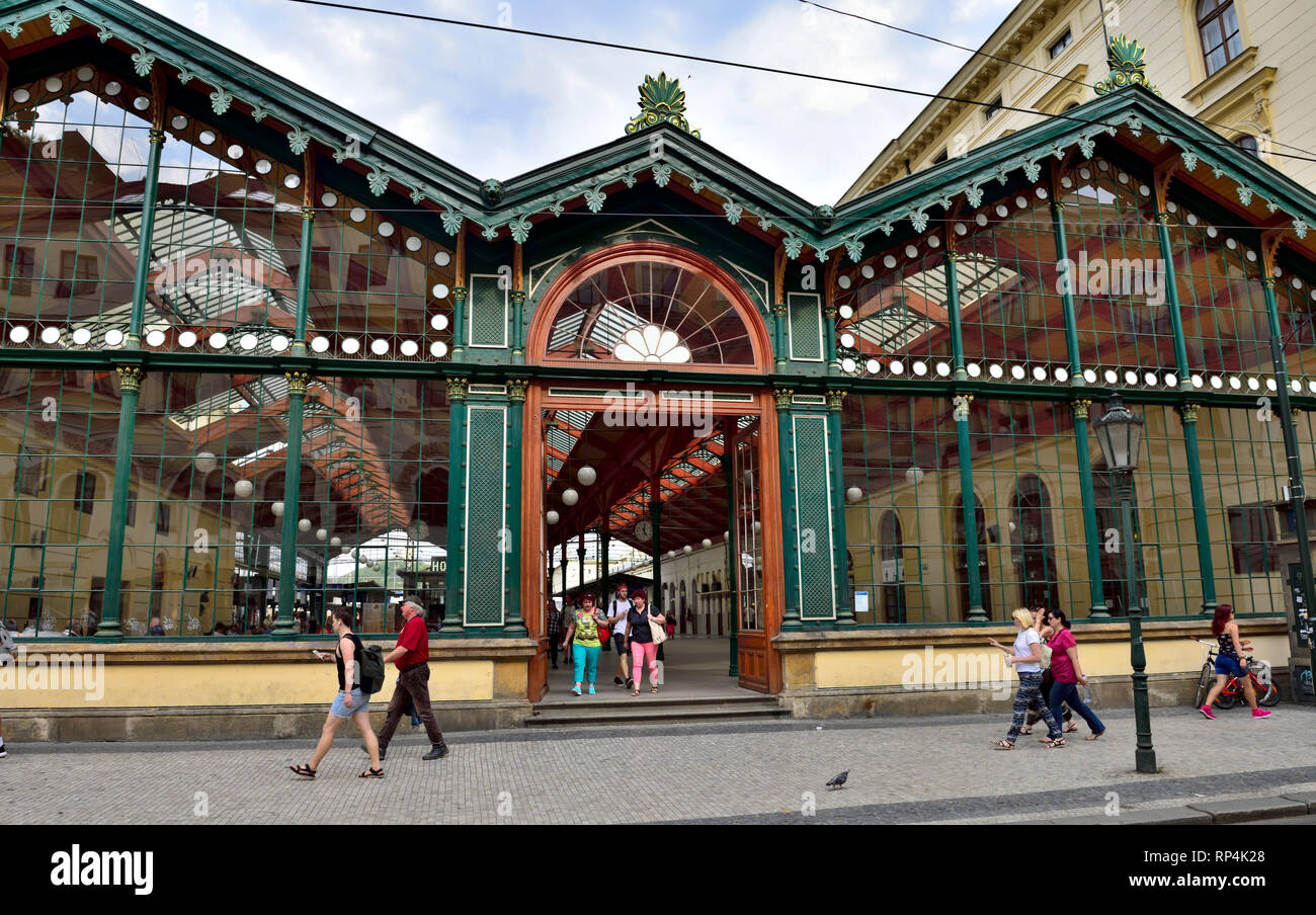 Außerhalb Masaryk Bahnhof (eine der ältesten großen Bahnhöfen in Europa) New Town, Prag Stockfoto