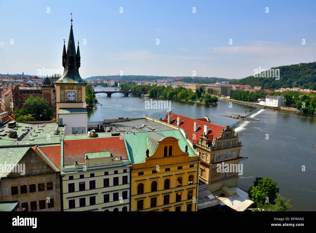 Die Dächer von Gebäude, Turm und Fluss Vitava mit Legionen' Brücke, Prag Stockfoto