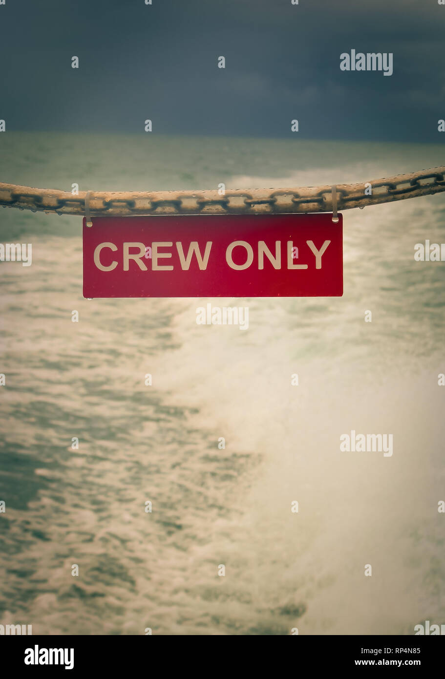 Crew nur Warnzeichen auf der Rückseite des tauchen Boot speichern Lebenszeichen Stockfoto