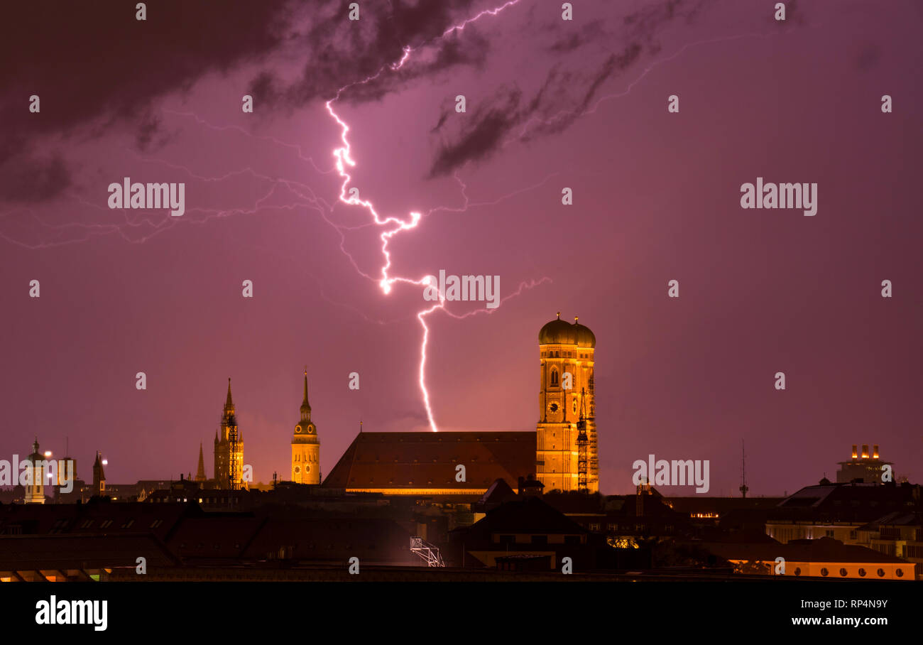 Blitzeinschläge in München dom Frauenkirche während Gewitter, Reisen Bayern Deutschland Stockfoto