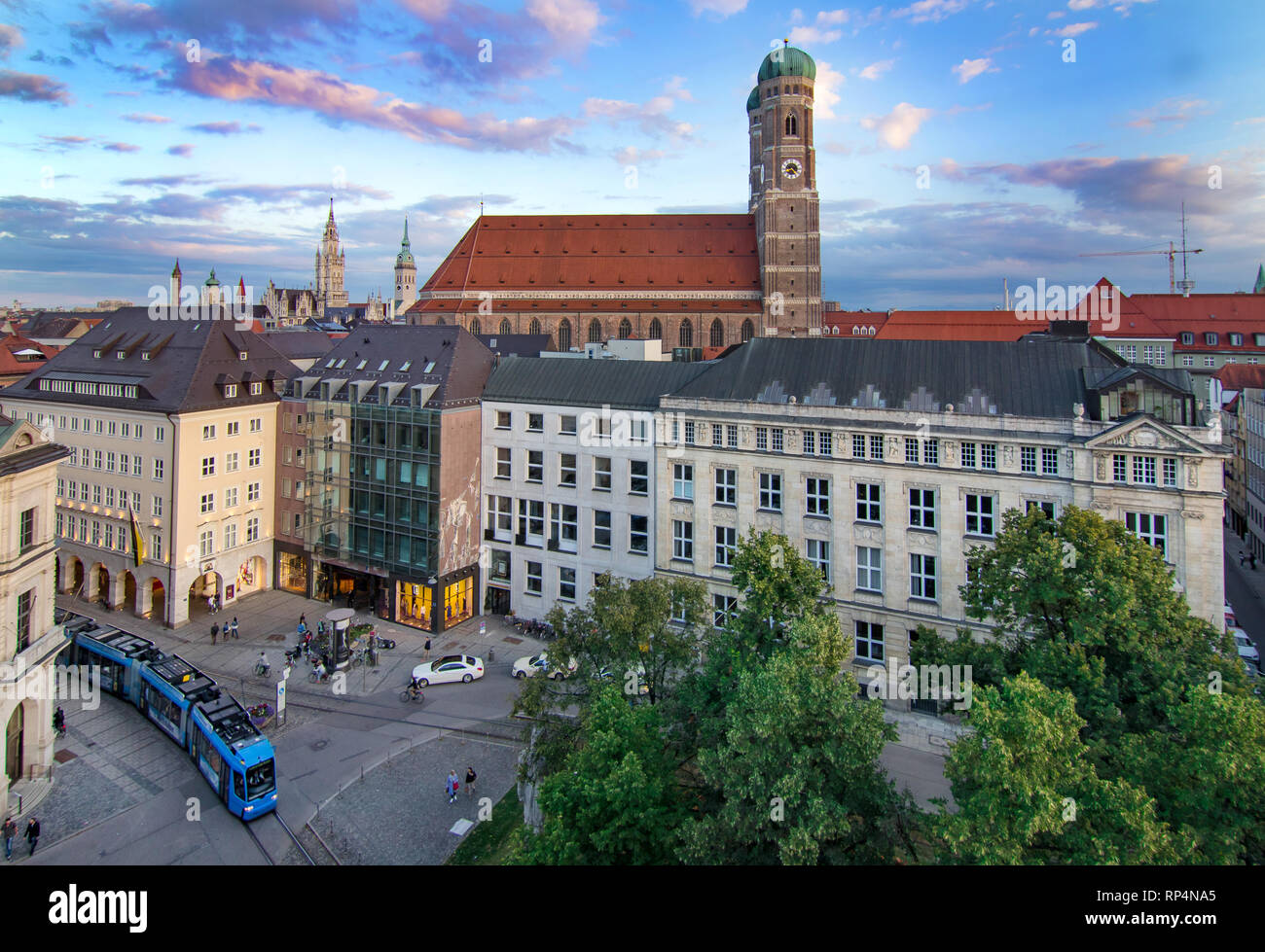 München Blick auf die Skyline mit Dom Frauenkirche und Downtown Stadtbild Stockfoto