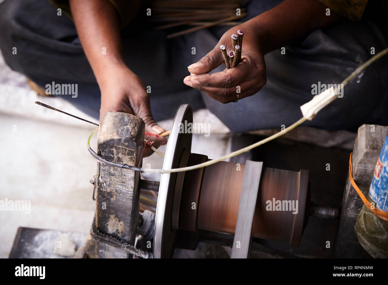 Handwerker poliert Edelsteine in eine kleine Fabrik. Stockfoto