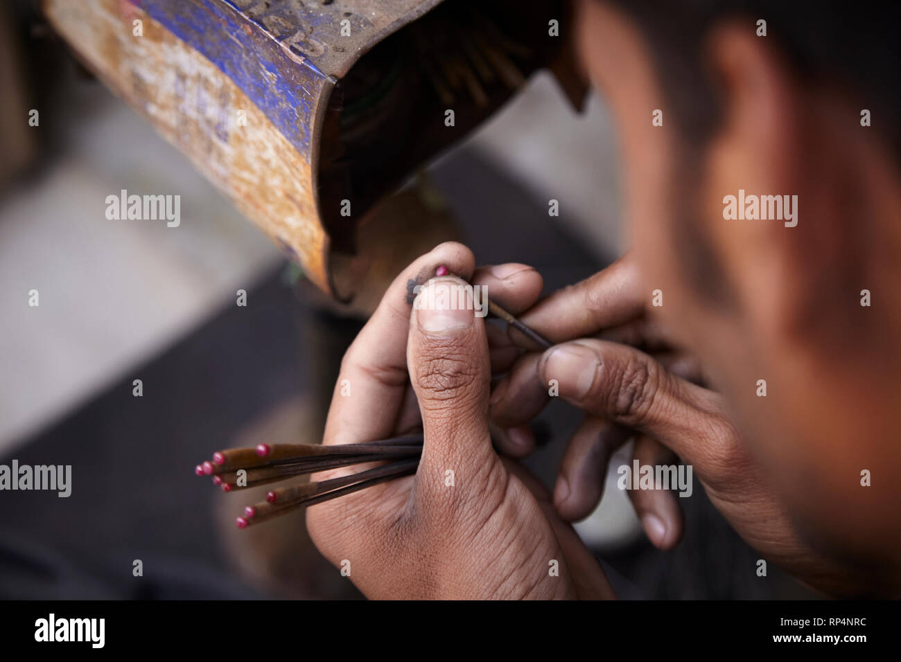 Jaipur. Indien. Februar 07.2018: Diamant Arbeiter Schneiden und Polieren von Edelsteinen in der Nähe eines Schmuck Shop in der Stadt Agra. Stockfoto