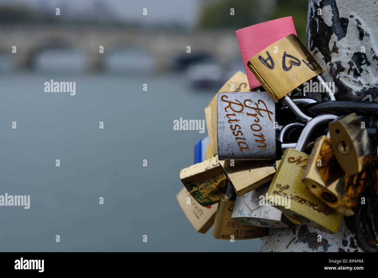 Liebe Sperren auf Paris Bridge Stockfoto