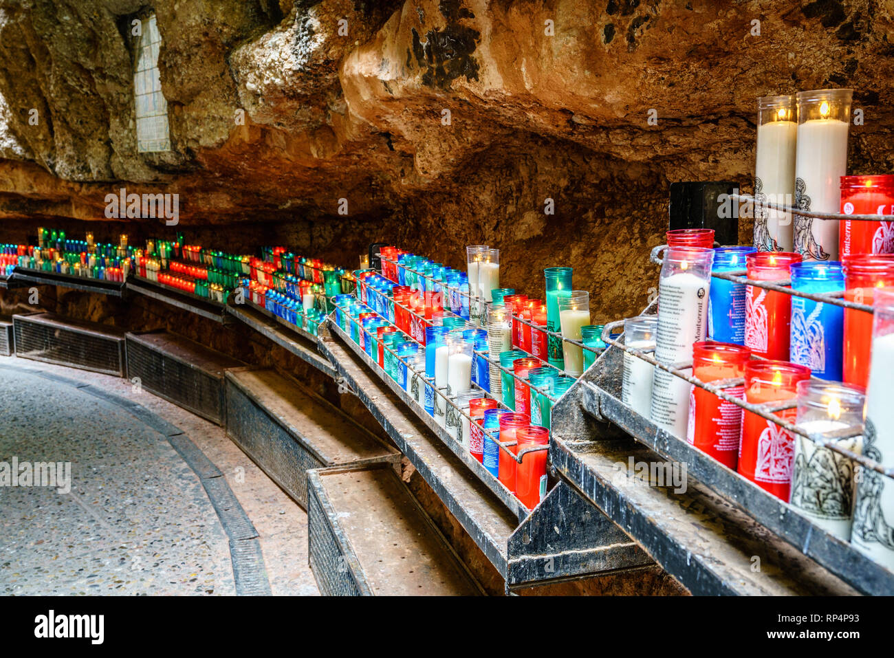 Montserrat, Spanien, 23. April 2017: Gebet Kerzen in Santa Maria de Montserrat Kloster Stockfoto