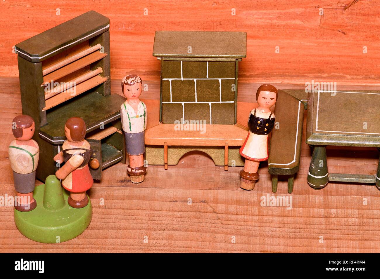 Vintage Spielzeug für Mädchen. Holz- retro Spielzeug. Spielzeug Schrank und  Spielzeug Kamin. Hölzerne Attrappe von Menschen Stockfotografie - Alamy