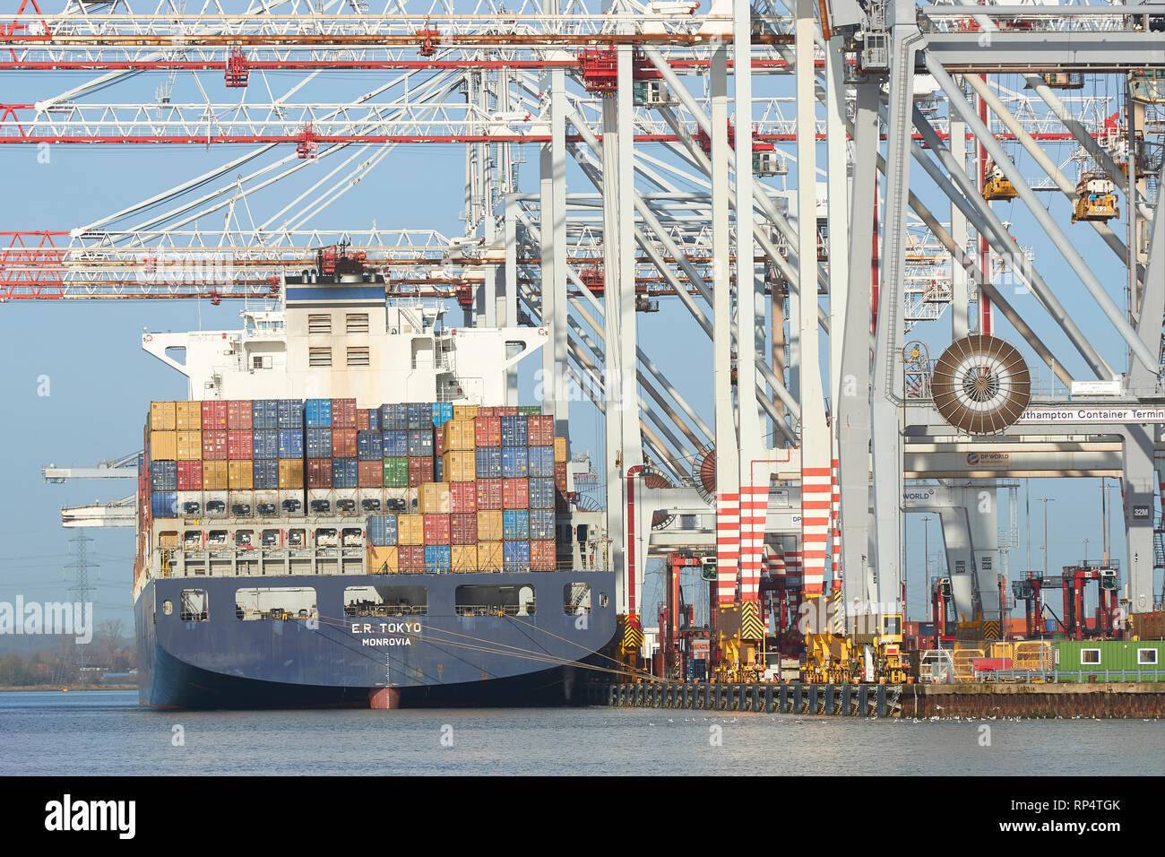 Containerschiff, E.R. TOKIO, Be- und Entladen der Container Terminal Southampton, Hampshire, Großbritannien. 19. Februar 2019. Stockfoto
