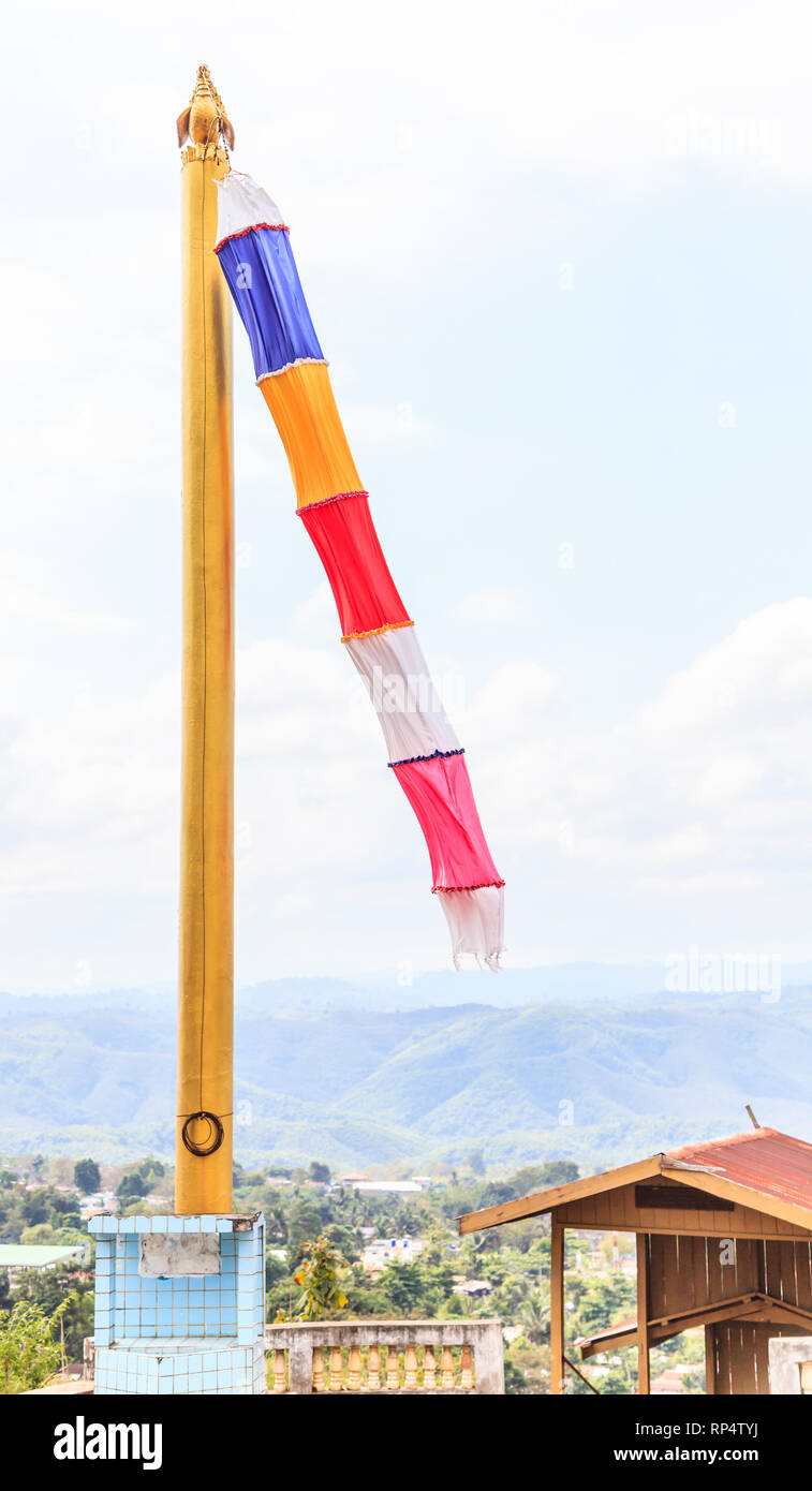 Wind flattern bunte Buddhistische Flagge im Buddhistischen Tempel mit leeren und blauer Himmel. Symbol des Kultes, Glaube, Kultur, Religion, Glauben, Buddhismus, Stockfoto