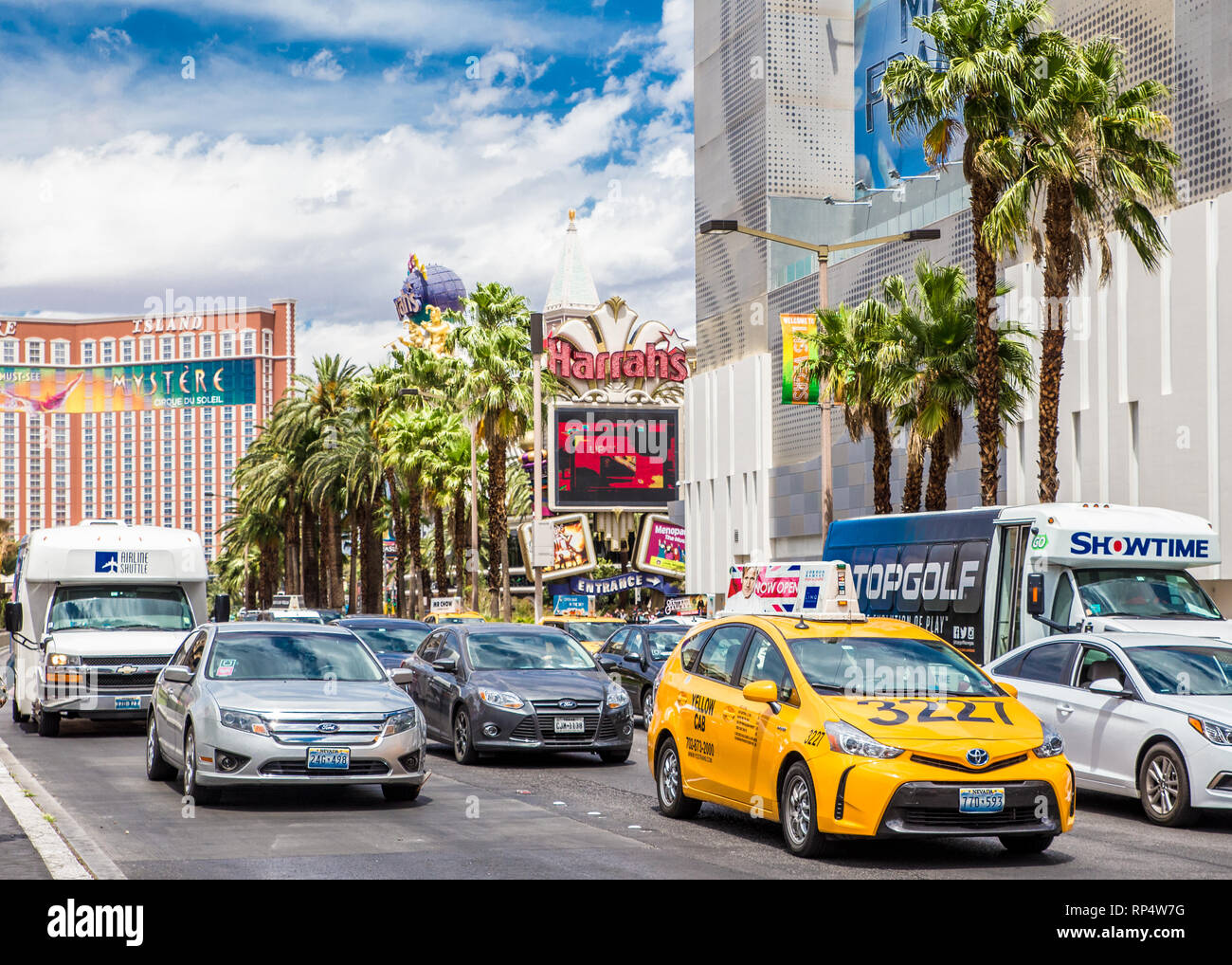 LAS VEGAS, Nevada - Mai 17, 2017: Trafficc entlang Las Vegas Boulevard mit Autos und Resort Casino in Aussicht. Stockfoto