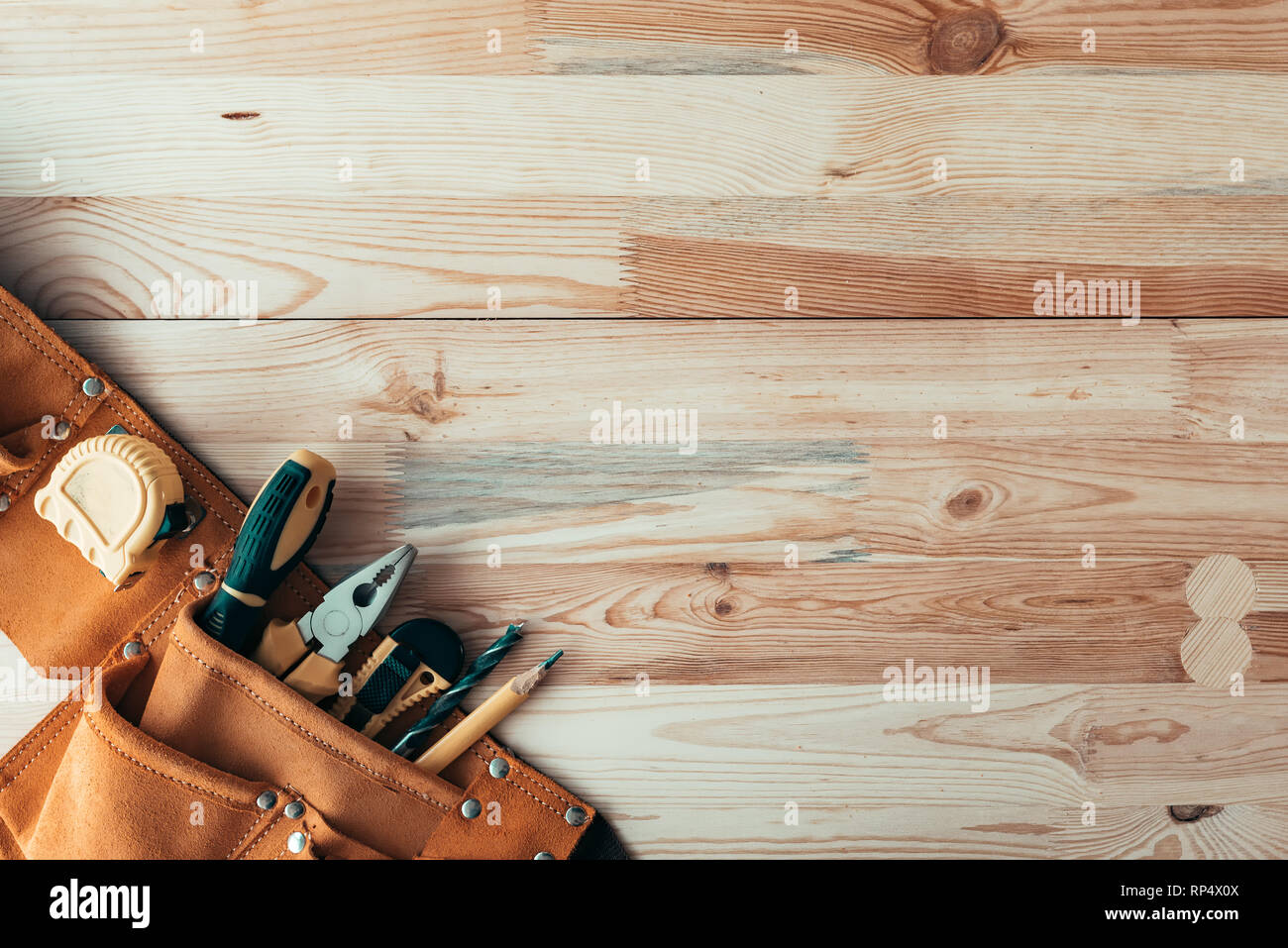 Tischlerei Werkzeug Gürtel auf Holzarbeiten workshop Schreibtisch mit verschiedenen Tools des Handels, Ansicht von oben mit der Kopie Raum Stockfoto