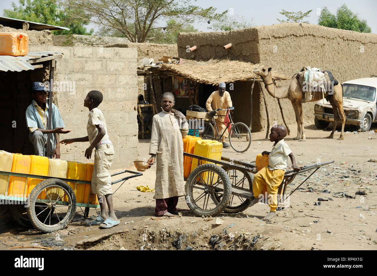 NIGER Maradi, Verkauf von Trinkwasser in Slum/NIGER Maradi Wasserverkauf in einem Slum Stockfoto