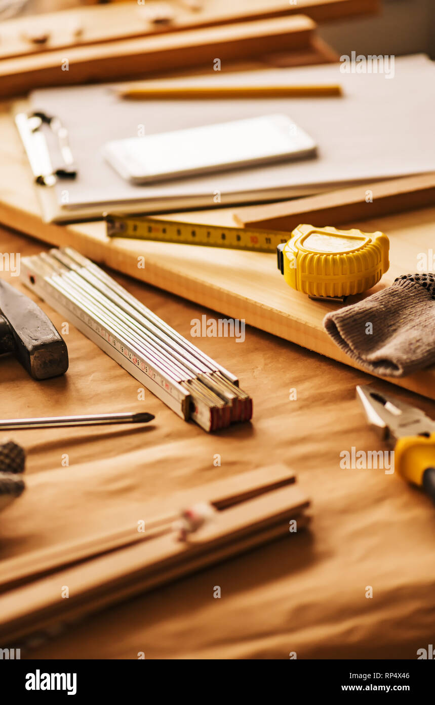 Verschiedene Werkzeuge auf Schreinerei Holzarbeiten workshop Schreibtisch, selektiven Fokus mit einer geringen Tiefenschärfe Stockfoto