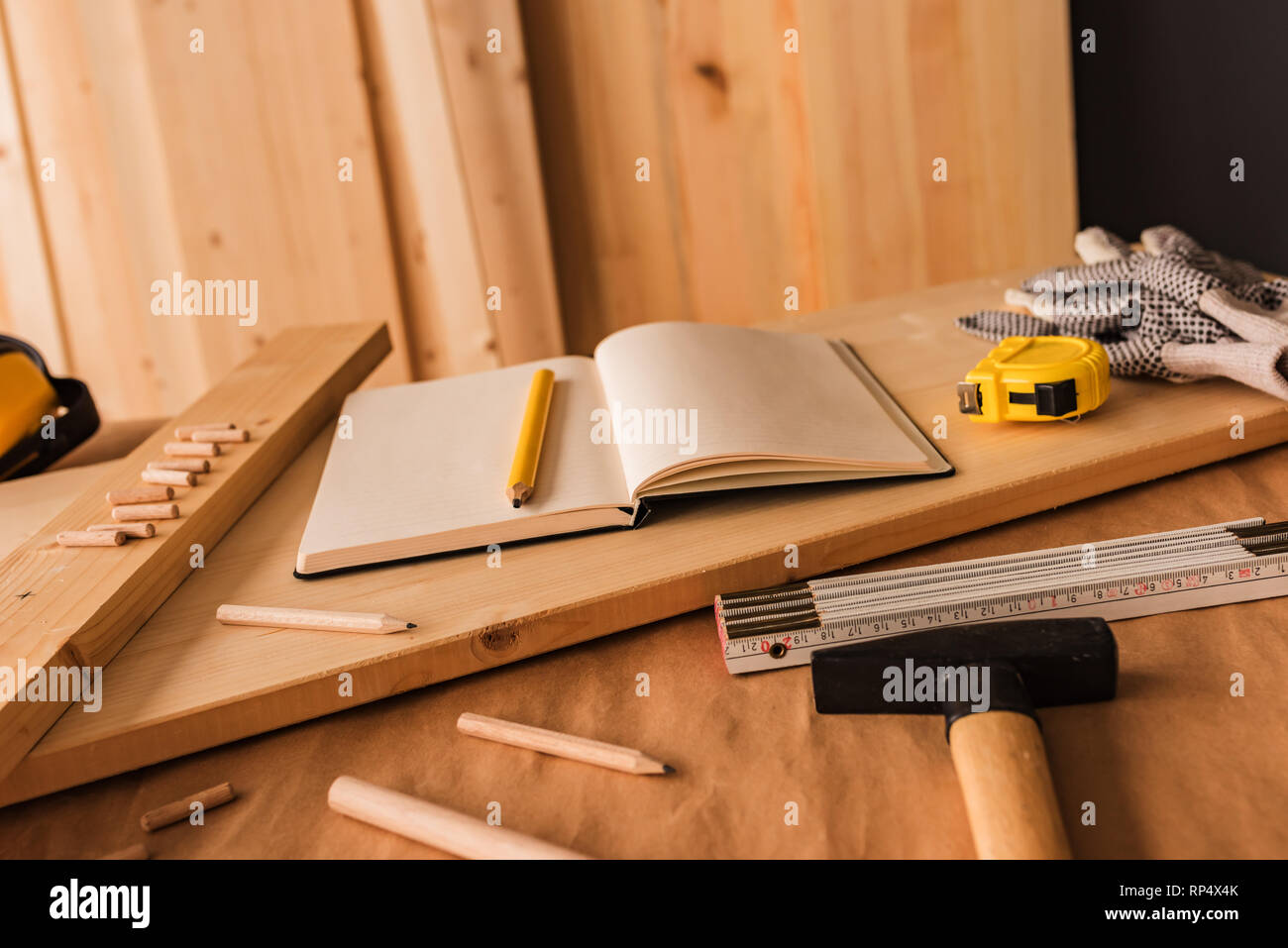 Hinweis Buch und die Vielfalt der Werkzeuge auf Small Business Holzarbeiten workshop Schreibtisch Stockfoto