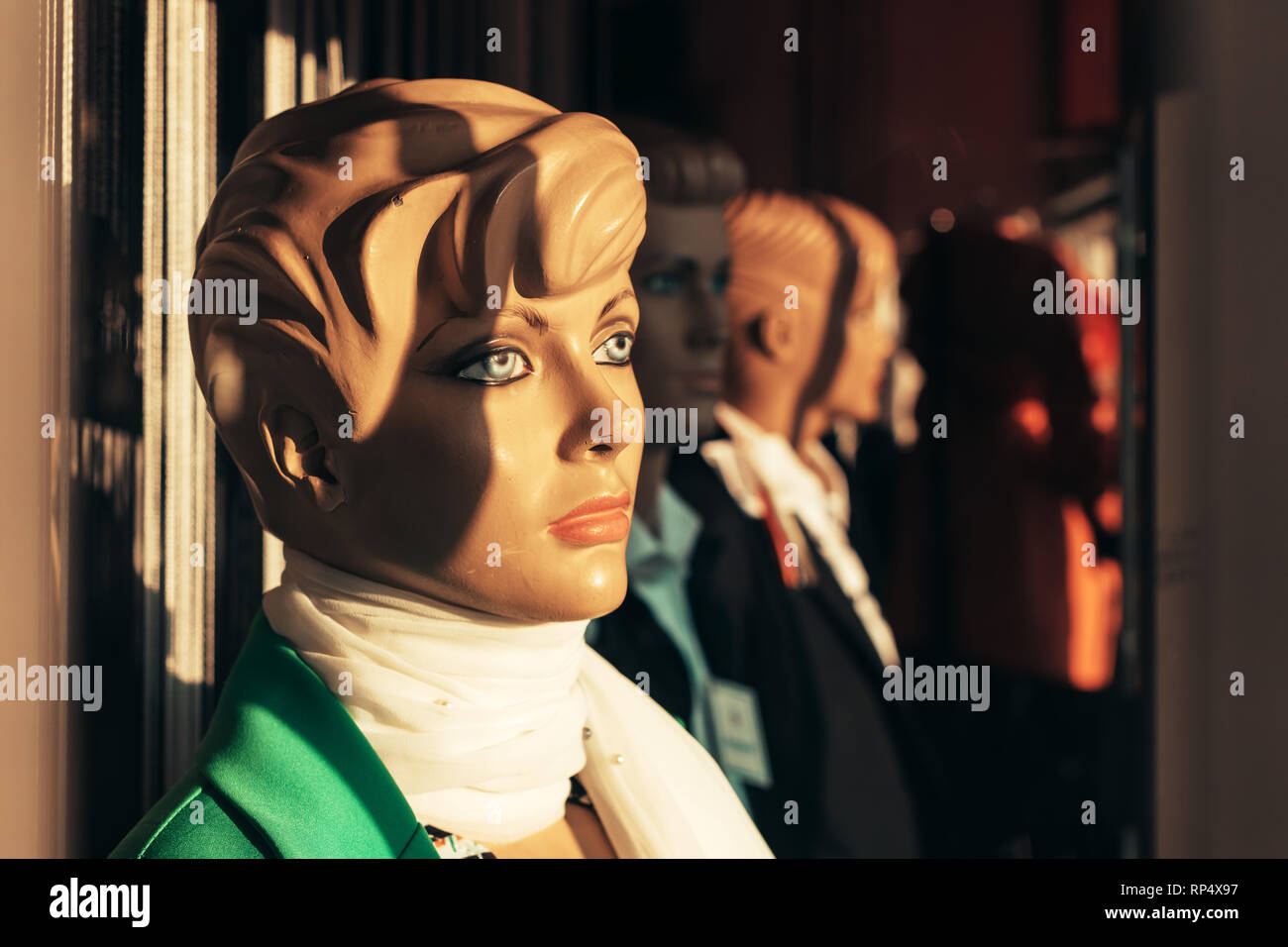 Vintage Tuch shop manequinn Puppen in Store Fenster Stockfoto