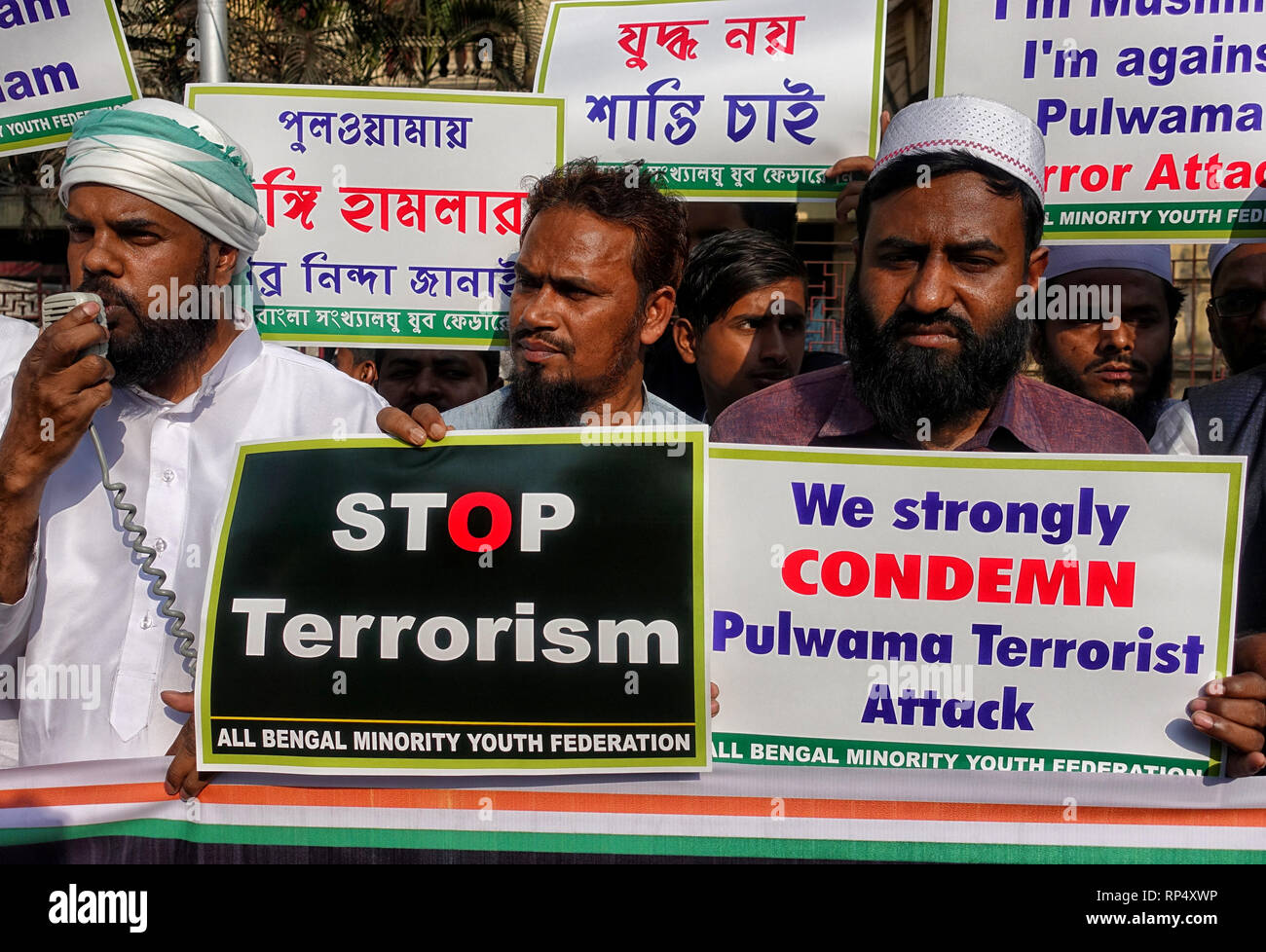 Die Demonstranten werden gesehen, Plakate während des Protestes. Demonstranten aus aller Bengalen Jugend Minderheit Föderation ihren Protest gegen die jüngsten terroristischen Angriff mit Top ist eine starke Botschaft des Terrorismus' wird angezeigt Stockfoto