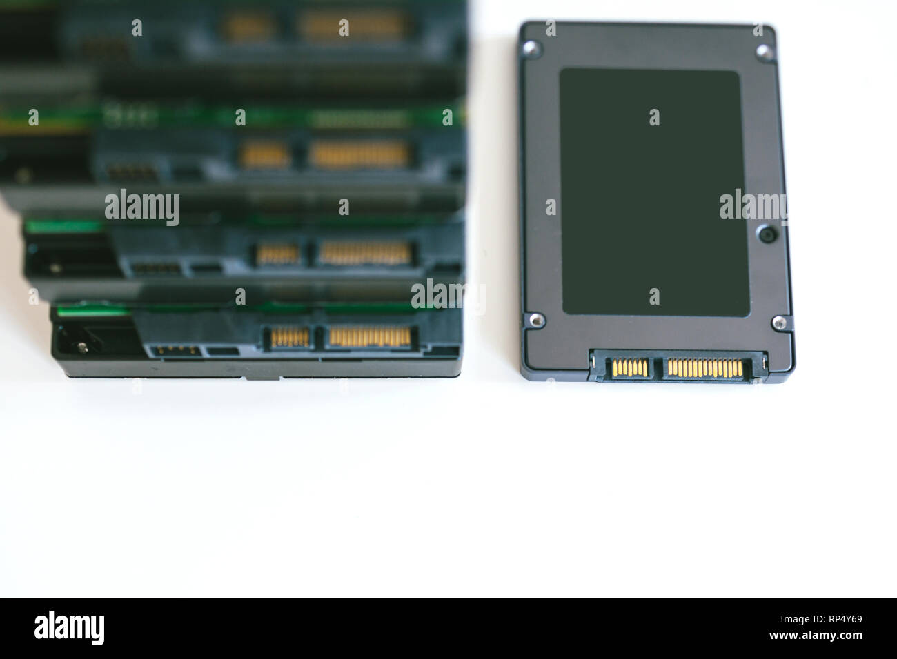 Stapel mehrere HDD Festplatten mit modernen schnelle SSD Solid State Drive  in der Nähe von Ihnen platziert Stockfotografie - Alamy