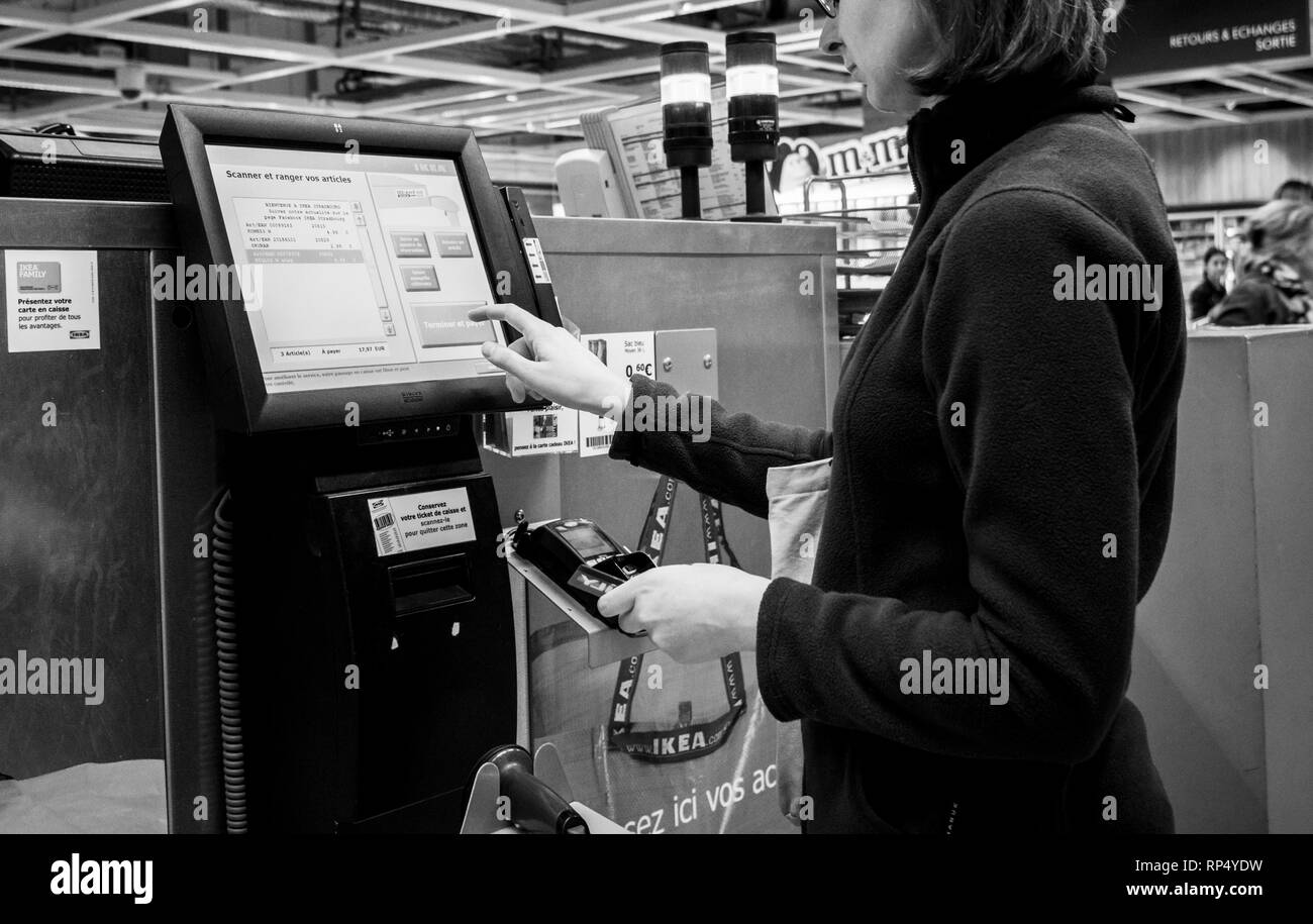 PARIS, Frankreich - Sep 2, 2017: Junge Frau bei der SEF-Zahlen-Zähler im IKEA Einrichtungshaus mit dem Touchscreen Display Stockfoto