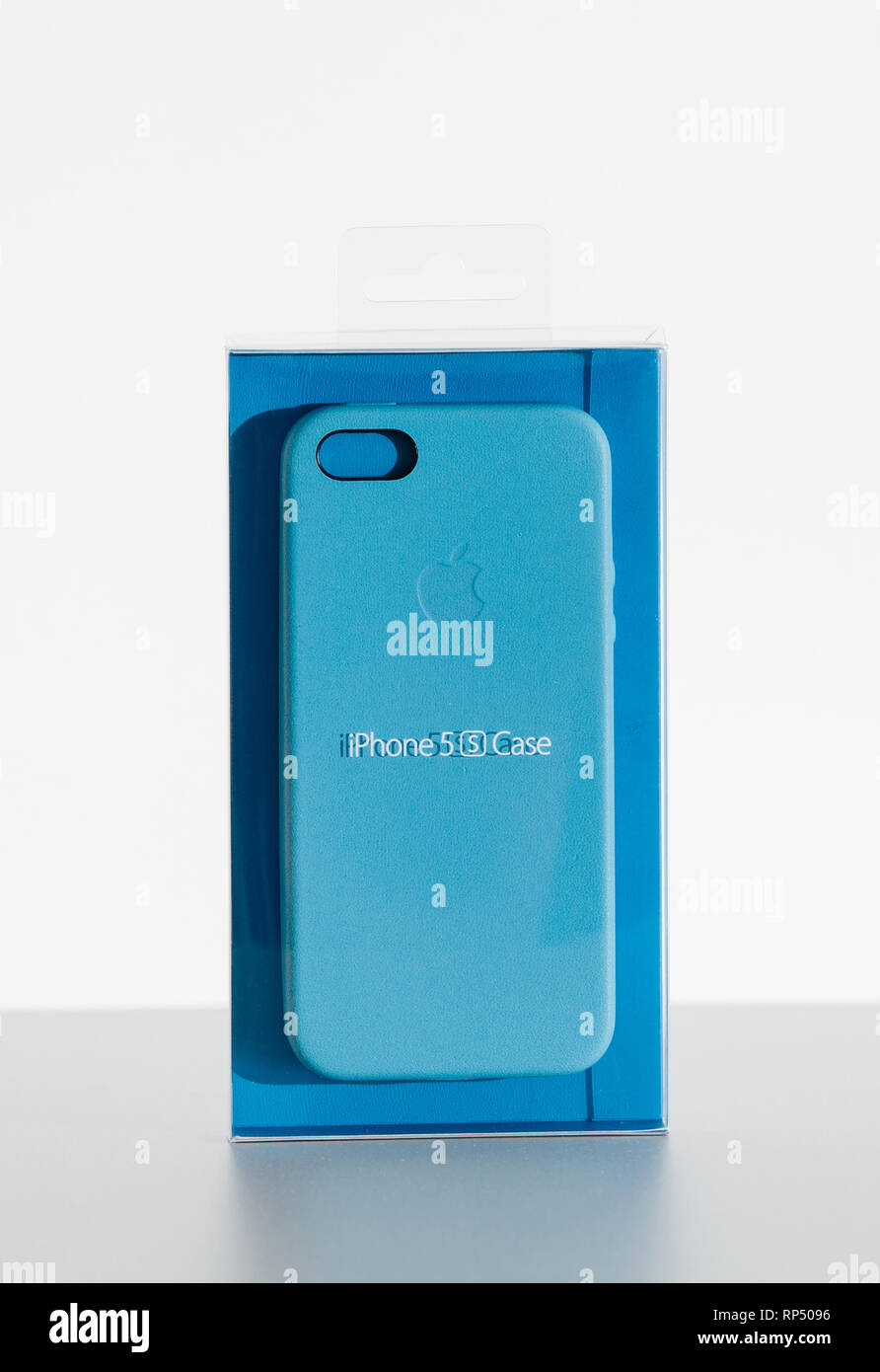 PARIS, Frankreich, 23.August 2017: Karton der Blau Leder Schutz cacse für  das neue Apple iPhone 5s Se Stockfotografie - Alamy