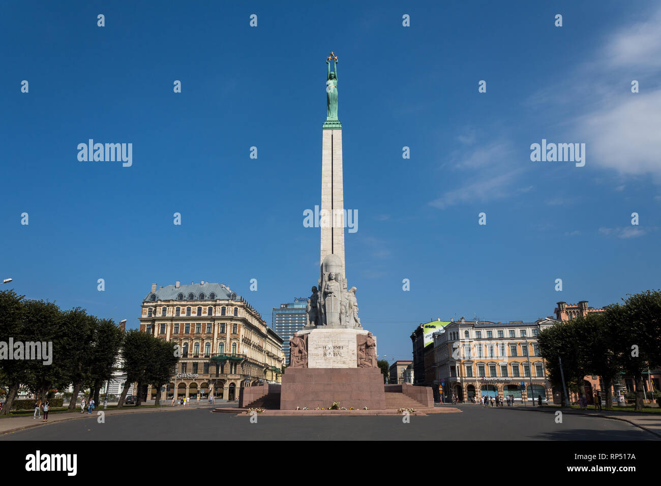 Blick auf Freiheitsdenkmal (Der Piemineklis) in die Lettische Hauptstadt Riga, während der Herbst mit klarem, blauem Himmel (Riga, Lettland, Europa) Stockfoto