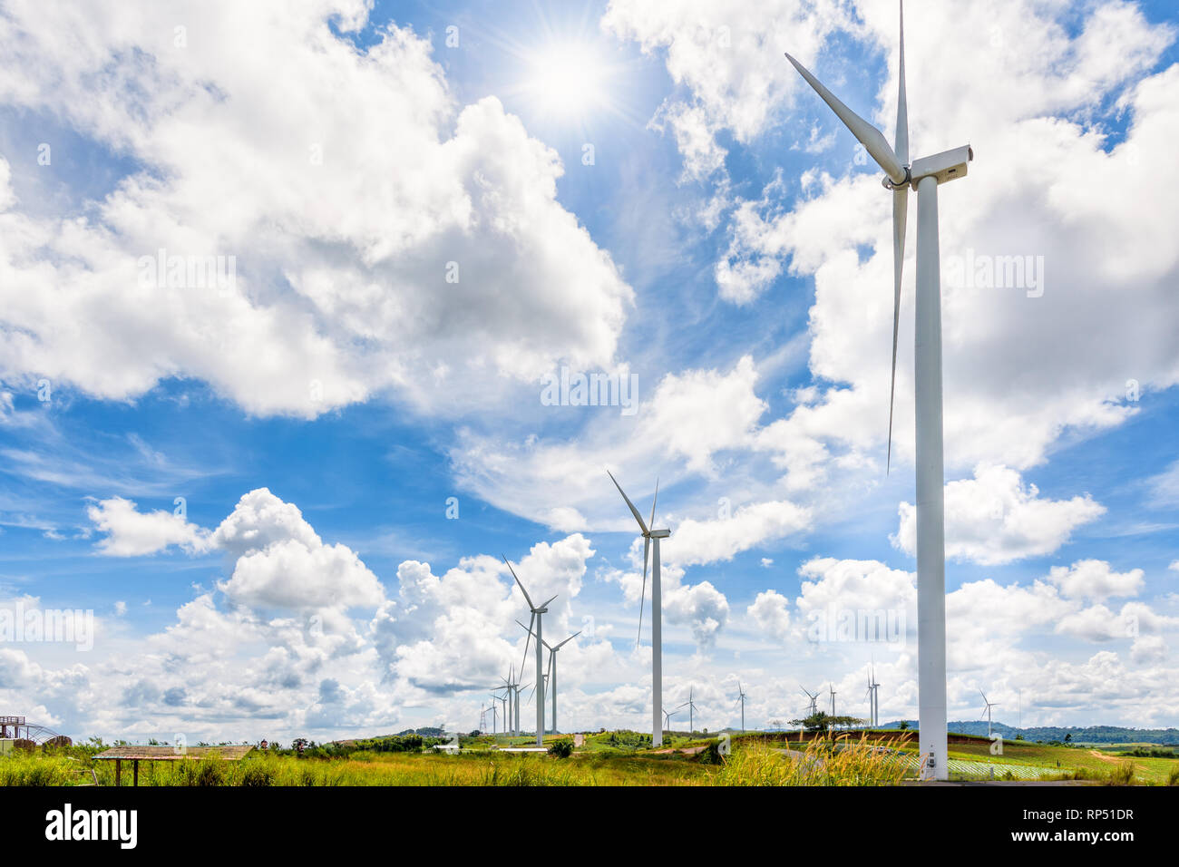 Wunderschöne Landschaft viele Windmühlen unter der Sonne am blauen Himmel und Wolken Hintergrund, saubere Energie, umweltfreundlich ist in Khao Kho, Phetcha Stockfoto