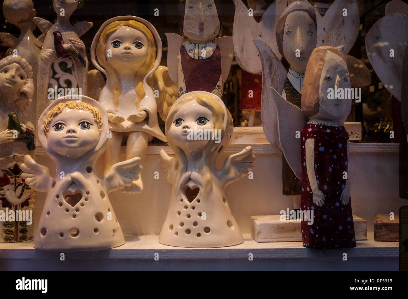 Hübsche Keramik und Holz- Engel in einem Souvenirshop in Riga, Lettland Stockfoto